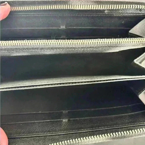 EUC Louis Vuitton Epi Noir zippy wallet full inclusion and new zipper pull - Picture 8 of 14